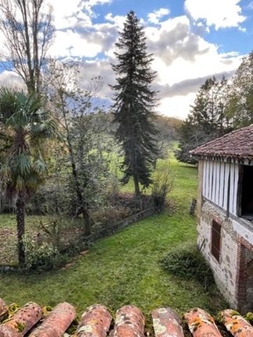 MARCIAC et PLAISANCE(32), AUTHENTIQUE et ELEGANTE PROPRIETE GASCONNE, dans son jus, SANS VOISIN, VUE sur les coteaux 300m2, dependances 500m2, près de 8ha bois et terres