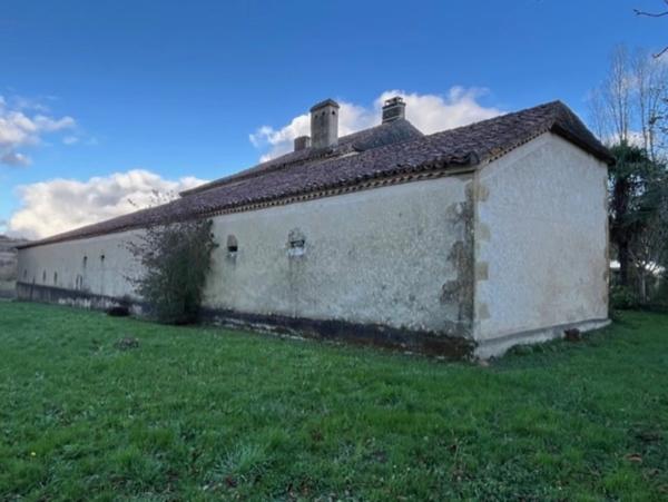 MARCIAC et PLAISANCE(32), AUTHENTIQUE et ELEGANTE PROPRIETE GASCONNE, dans son jus, SANS VOISIN, VUE sur les coteaux 300m2, dependances 500m2, près de 8ha bois et terres