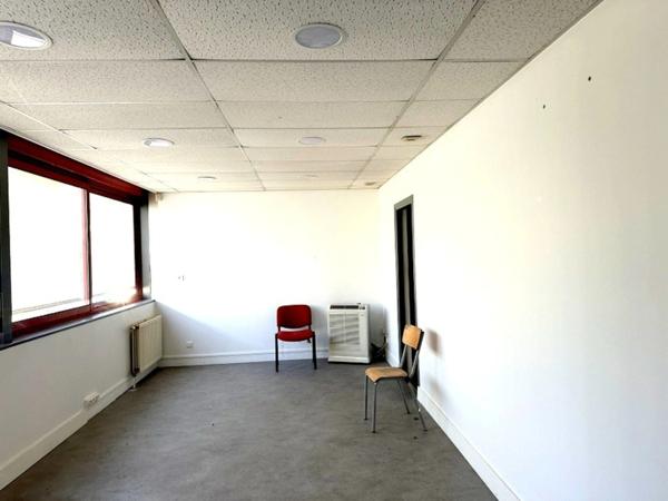 Dpt Allier (03), à vendre 5 Km de Montluçon ,SAINT VICTOR Local industriel - 3895 m2 terrain de :201353 m2