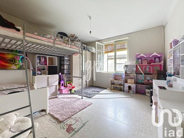 Maison traditionnelle 4 pièces de 200 m² à Taillades (84300)