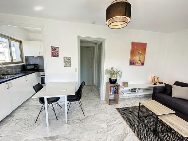 Appartement Cannes appartement studio meublé 23.14 m2 étage élevé terrasse