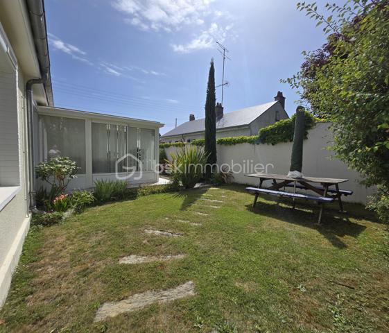 Maison de plain-pied climatisée proposant une entrée desservant d'une part le cellier et son accès au jardin, d'autre part la salle à manger, une véranda chauffée et climatisée venant agrandir la pièce de vie initiale de la maison pour une superficie totale d'environ 50 m2, une cuisine aménagée et équipée, un toilette séparé, une salle d'eau, 3 chambres dont une avec dressing, une mezzanine pouvant faire office de chambre d'amis ou de bureau. Le jardin entièrement clos et joliment aménagé vous permettra de profiter d'un extérieur calme tout en ayant des commerces accessibles à pied. L'espace avant de la maison permet le stationnement de plusieurs véhicule et la possibilité d'aménager un carport.  
Je reste à votre disposition pour plus d'informations.