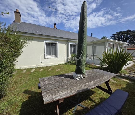 Maison de plain-pied climatisée proposant une entrée desservant d'une part le cellier et son accès au jardin, d'autre part la salle à manger, une véranda chauffée et climatisée venant agrandir la pièce de vie initiale de la maison pour une superficie totale d'environ 50 m2, une cuisine aménagée et équipée, un toilette séparé, une salle d'eau, 3 chambres dont une avec dressing, une mezzanine pouvant faire office de chambre d'amis ou de bureau. Le jardin entièrement clos et joliment aménagé vous permettra de profiter d'un extérieur calme tout en ayant des commerces accessibles à pied. L'espace avant de la maison permet le stationnement de plusieurs véhicule et la possibilité d'aménager un carport.  
Je reste à votre disposition pour plus d'informations.