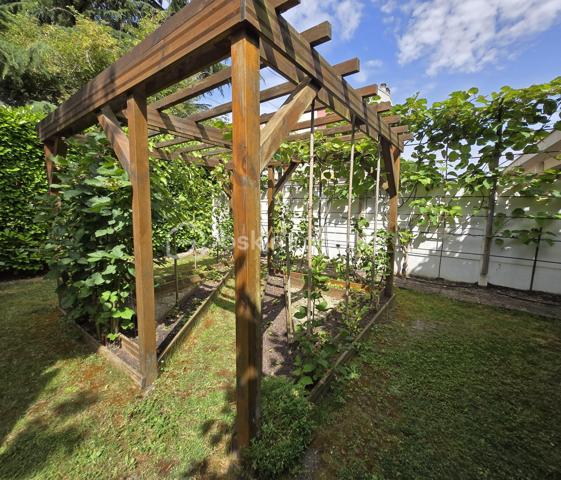 Maison de plain-pied climatisée proposant une entrée desservant d'une part le cellier et son accès au jardin, d'autre part la salle à manger, une véranda chauffée et climatisée venant agrandir la pièce de vie initiale de la maison pour une superficie totale d'environ 50 m2, une cuisine aménagée et équipée, un toilette séparé, une salle d'eau, 3 chambres dont une avec dressing, une mezzanine pouvant faire office de chambre d'amis ou de bureau. Le jardin entièrement clos et joliment aménagé vous permettra de profiter d'un extérieur calme tout en ayant des commerces accessibles à pied. L'espace avant de la maison permet le stationnement de plusieurs véhicule et la possibilité d'aménager un carport.  
Je reste à votre disposition pour plus d'informations.