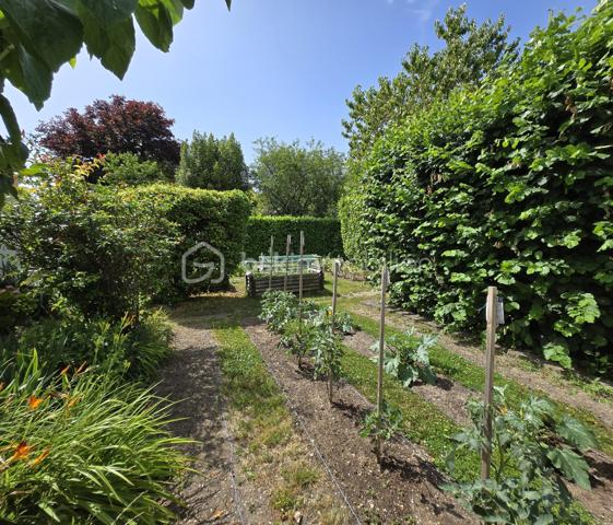 Maison de plain-pied climatisée proposant une entrée desservant d'une part le cellier et son accès au jardin, d'autre part la salle à manger, une véranda chauffée et climatisée venant agrandir la pièce de vie initiale de la maison pour une superficie totale d'environ 50 m2, une cuisine aménagée et équipée, un toilette séparé, une salle d'eau, 3 chambres dont une avec dressing, une mezzanine pouvant faire office de chambre d'amis ou de bureau. Le jardin entièrement clos et joliment aménagé vous permettra de profiter d'un extérieur calme tout en ayant des commerces accessibles à pied. L'espace avant de la maison permet le stationnement de plusieurs véhicule et la possibilité d'aménager un carport.  
Je reste à votre disposition pour plus d'informations.