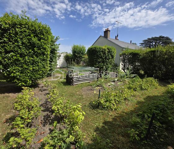 Maison de plain-pied climatisée proposant une entrée desservant d'une part le cellier et son accès au jardin, d'autre part la salle à manger, une véranda chauffée et climatisée venant agrandir la pièce de vie initiale de la maison pour une superficie totale d'environ 50 m2, une cuisine aménagée et équipée, un toilette séparé, une salle d'eau, 3 chambres dont une avec dressing, une mezzanine pouvant faire office de chambre d'amis ou de bureau. Le jardin entièrement clos et joliment aménagé vous permettra de profiter d'un extérieur calme tout en ayant des commerces accessibles à pied. L'espace avant de la maison permet le stationnement de plusieurs véhicule et la possibilité d'aménager un carport.  
Je reste à votre disposition pour plus d'informations.