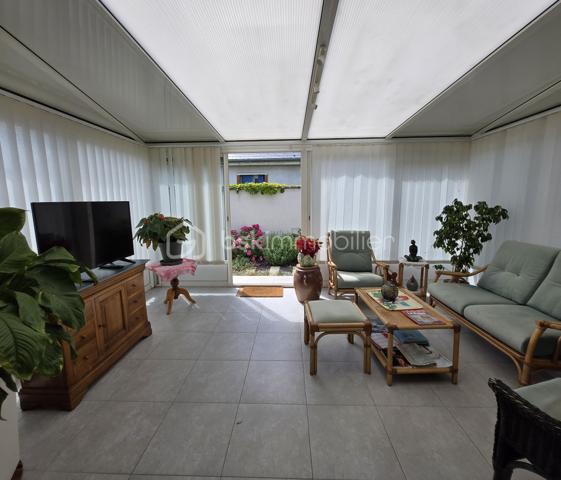 Maison de plain-pied climatisée proposant une entrée desservant d'une part le cellier et son accès au jardin, d'autre part la salle à manger, une véranda chauffée et climatisée venant agrandir la pièce de vie initiale de la maison pour une superficie totale d'environ 50 m2, une cuisine aménagée et équipée, un toilette séparé, une salle d'eau, 3 chambres dont une avec dressing, une mezzanine pouvant faire office de chambre d'amis ou de bureau. Le jardin entièrement clos et joliment aménagé vous permettra de profiter d'un extérieur calme tout en ayant des commerces accessibles à pied. L'espace avant de la maison permet le stationnement de plusieurs véhicule et la possibilité d'aménager un carport.  
Je reste à votre disposition pour plus d'informations.