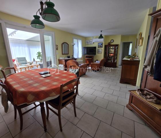 Maison de plain-pied climatisée proposant une entrée desservant d'une part le cellier et son accès au jardin, d'autre part la salle à manger, une véranda chauffée et climatisée venant agrandir la pièce de vie initiale de la maison pour une superficie totale d'environ 50 m2, une cuisine aménagée et équipée, un toilette séparé, une salle d'eau, 3 chambres dont une avec dressing, une mezzanine pouvant faire office de chambre d'amis ou de bureau. Le jardin entièrement clos et joliment aménagé vous permettra de profiter d'un extérieur calme tout en ayant des commerces accessibles à pied. L'espace avant de la maison permet le stationnement de plusieurs véhicule et la possibilité d'aménager un carport.  
Je reste à votre disposition pour plus d'informations.