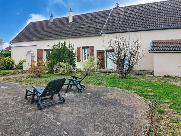 Vous recherchez une maison avec du terrain, des dépendances et de nombreuses possibilités d’aménagement ? 
Cette propriété pourrait bien vous intéresser !

Secteur SEURRE, à seulement 35 km de Dijon, venez découvrir cette maison offrant un beau potentiel d’aménagement avec de nombreux projets possibles.

D’une surface habitable d’environ 119 m², cette maison se compose de pièces offrant de belles possibilités de réorganisation et de personnalisation. Des travaux sont à prévoir, permettant aux futurs propriétaires de créer un intérieur à leur image et d’exploiter pleinement le potentiel du bien.

Les équipements:
Chauffage par pompe à chaleur air/eau
Cheminée avec insert bois
Fenêtres PVC double vitrage
Volets roulants
De beaux volumes 

Le bien bénéficie également de nombreuses dépendances :
Garage d’environ 55 m²
Grenier d’environ 80 m², offrant un important potentiel d’aménagement
Dépendance d’environ 60 m²
Terrain d’environ 5 204 m², dont une partie est constructible (à confirmer selon les règles d’urbanisme en vigueur)

Avec ses surfaces annexes, son vaste terrain et sa partie constructible, cette propriété offre de nombreuses possibilités : résidence principale, création de pièces supplémentaires, atelier, stockage, projet familial, activité professionnelle ou touristique

Un bien à fort potentiel pour les amateurs de rénovation et les personnes à la recherche d'un projet permettant de laisser libre cours à leur imagination.

Renseignements et visites sur demande, n'hésitez pas à me contacter.