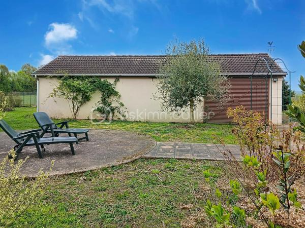 Vous recherchez une maison avec du terrain, des dépendances et de nombreuses possibilités d’aménagement ? 
Cette propriété pourrait bien vous intéresser !

Secteur SEURRE, à seulement 35 km de Dijon, venez découvrir cette maison offrant un beau potentiel d’aménagement avec de nombreux projets possibles.

D’une surface habitable d’environ 119 m², cette maison se compose de pièces offrant de belles possibilités de réorganisation et de personnalisation. Des travaux sont à prévoir, permettant aux futurs propriétaires de créer un intérieur à leur image et d’exploiter pleinement le potentiel du bien.

Les équipements:
Chauffage par pompe à chaleur air/eau
Cheminée avec insert bois
Fenêtres PVC double vitrage
Volets roulants
De beaux volumes 

Le bien bénéficie également de nombreuses dépendances :
Garage d’environ 55 m²
Grenier d’environ 80 m², offrant un important potentiel d’aménagement
Dépendance d’environ 60 m²
Terrain d’environ 5 204 m², dont une partie est constructible (à confirmer selon les règles d’urbanisme en vigueur)

Avec ses surfaces annexes, son vaste terrain et sa partie constructible, cette propriété offre de nombreuses possibilités : résidence principale, création de pièces supplémentaires, atelier, stockage, projet familial, activité professionnelle ou touristique

Un bien à fort potentiel pour les amateurs de rénovation et les personnes à la recherche d'un projet permettant de laisser libre cours à leur imagination.

Renseignements et visites sur demande, n'hésitez pas à me contacter.