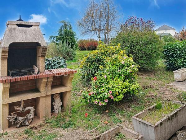 Vous recherchez une maison avec du terrain, des dépendances et de nombreuses possibilités d’aménagement ? 
Cette propriété pourrait bien vous intéresser !

Secteur SEURRE, à seulement 35 km de Dijon, venez découvrir cette maison offrant un beau potentiel d’aménagement avec de nombreux projets possibles.

D’une surface habitable d’environ 119 m², cette maison se compose de pièces offrant de belles possibilités de réorganisation et de personnalisation. Des travaux sont à prévoir, permettant aux futurs propriétaires de créer un intérieur à leur image et d’exploiter pleinement le potentiel du bien.

Les équipements:
Chauffage par pompe à chaleur air/eau
Cheminée avec insert bois
Fenêtres PVC double vitrage
Volets roulants
De beaux volumes 

Le bien bénéficie également de nombreuses dépendances :
Garage d’environ 55 m²
Grenier d’environ 80 m², offrant un important potentiel d’aménagement
Dépendance d’environ 60 m²
Terrain d’environ 5 204 m², dont une partie est constructible (à confirmer selon les règles d’urbanisme en vigueur)

Avec ses surfaces annexes, son vaste terrain et sa partie constructible, cette propriété offre de nombreuses possibilités : résidence principale, création de pièces supplémentaires, atelier, stockage, projet familial, activité professionnelle ou touristique

Un bien à fort potentiel pour les amateurs de rénovation et les personnes à la recherche d'un projet permettant de laisser libre cours à leur imagination.

Renseignements et visites sur demande, n'hésitez pas à me contacter.