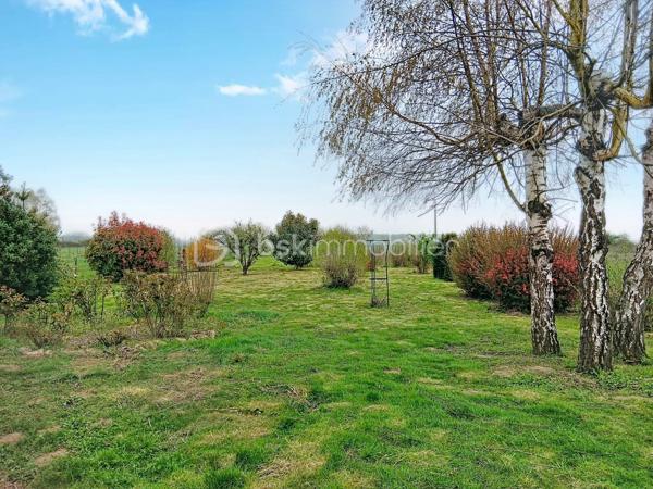 Vous recherchez une maison avec du terrain, des dépendances et de nombreuses possibilités d’aménagement ? 
Cette propriété pourrait bien vous intéresser !

Secteur SEURRE, à seulement 35 km de Dijon, venez découvrir cette maison offrant un beau potentiel d’aménagement avec de nombreux projets possibles.

D’une surface habitable d’environ 119 m², cette maison se compose de pièces offrant de belles possibilités de réorganisation et de personnalisation. Des travaux sont à prévoir, permettant aux futurs propriétaires de créer un intérieur à leur image et d’exploiter pleinement le potentiel du bien.

Les équipements:
Chauffage par pompe à chaleur air/eau
Cheminée avec insert bois
Fenêtres PVC double vitrage
Volets roulants
De beaux volumes 

Le bien bénéficie également de nombreuses dépendances :
Garage d’environ 55 m²
Grenier d’environ 80 m², offrant un important potentiel d’aménagement
Dépendance d’environ 60 m²
Terrain d’environ 5 204 m², dont une partie est constructible (à confirmer selon les règles d’urbanisme en vigueur)

Avec ses surfaces annexes, son vaste terrain et sa partie constructible, cette propriété offre de nombreuses possibilités : résidence principale, création de pièces supplémentaires, atelier, stockage, projet familial, activité professionnelle ou touristique

Un bien à fort potentiel pour les amateurs de rénovation et les personnes à la recherche d'un projet permettant de laisser libre cours à leur imagination.

Renseignements et visites sur demande, n'hésitez pas à me contacter.