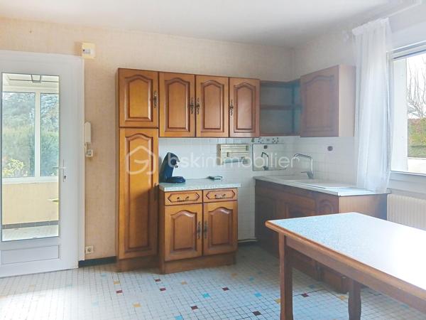 Vous recherchez une maison avec du terrain, des dépendances et de nombreuses possibilités d’aménagement ? 
Cette propriété pourrait bien vous intéresser !

Secteur SEURRE, à seulement 35 km de Dijon, venez découvrir cette maison offrant un beau potentiel d’aménagement avec de nombreux projets possibles.

D’une surface habitable d’environ 119 m², cette maison se compose de pièces offrant de belles possibilités de réorganisation et de personnalisation. Des travaux sont à prévoir, permettant aux futurs propriétaires de créer un intérieur à leur image et d’exploiter pleinement le potentiel du bien.

Les équipements:
Chauffage par pompe à chaleur air/eau
Cheminée avec insert bois
Fenêtres PVC double vitrage
Volets roulants
De beaux volumes 

Le bien bénéficie également de nombreuses dépendances :
Garage d’environ 55 m²
Grenier d’environ 80 m², offrant un important potentiel d’aménagement
Dépendance d’environ 60 m²
Terrain d’environ 5 204 m², dont une partie est constructible (à confirmer selon les règles d’urbanisme en vigueur)

Avec ses surfaces annexes, son vaste terrain et sa partie constructible, cette propriété offre de nombreuses possibilités : résidence principale, création de pièces supplémentaires, atelier, stockage, projet familial, activité professionnelle ou touristique

Un bien à fort potentiel pour les amateurs de rénovation et les personnes à la recherche d'un projet permettant de laisser libre cours à leur imagination.

Renseignements et visites sur demande, n'hésitez pas à me contacter.