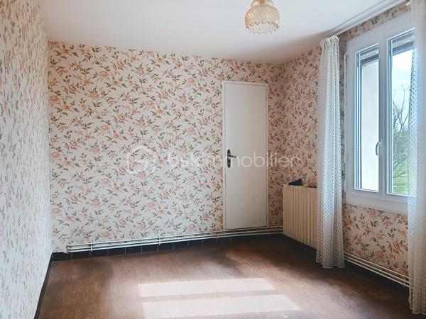 Vous recherchez une maison avec du terrain, des dépendances et de nombreuses possibilités d’aménagement ? 
Cette propriété pourrait bien vous intéresser !

Secteur SEURRE, à seulement 35 km de Dijon, venez découvrir cette maison offrant un beau potentiel d’aménagement avec de nombreux projets possibles.

D’une surface habitable d’environ 119 m², cette maison se compose de pièces offrant de belles possibilités de réorganisation et de personnalisation. Des travaux sont à prévoir, permettant aux futurs propriétaires de créer un intérieur à leur image et d’exploiter pleinement le potentiel du bien.

Les équipements:
Chauffage par pompe à chaleur air/eau
Cheminée avec insert bois
Fenêtres PVC double vitrage
Volets roulants
De beaux volumes 

Le bien bénéficie également de nombreuses dépendances :
Garage d’environ 55 m²
Grenier d’environ 80 m², offrant un important potentiel d’aménagement
Dépendance d’environ 60 m²
Terrain d’environ 5 204 m², dont une partie est constructible (à confirmer selon les règles d’urbanisme en vigueur)

Avec ses surfaces annexes, son vaste terrain et sa partie constructible, cette propriété offre de nombreuses possibilités : résidence principale, création de pièces supplémentaires, atelier, stockage, projet familial, activité professionnelle ou touristique

Un bien à fort potentiel pour les amateurs de rénovation et les personnes à la recherche d'un projet permettant de laisser libre cours à leur imagination.

Renseignements et visites sur demande, n'hésitez pas à me contacter.