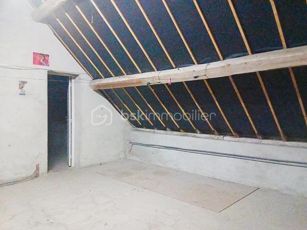 Vous recherchez une maison avec du terrain, des dépendances et de nombreuses possibilités d’aménagement ? 
Cette propriété pourrait bien vous intéresser !

Secteur SEURRE, à seulement 35 km de Dijon, venez découvrir cette maison offrant un beau potentiel d’aménagement avec de nombreux projets possibles.

D’une surface habitable d’environ 119 m², cette maison se compose de pièces offrant de belles possibilités de réorganisation et de personnalisation. Des travaux sont à prévoir, permettant aux futurs propriétaires de créer un intérieur à leur image et d’exploiter pleinement le potentiel du bien.

Les équipements:
Chauffage par pompe à chaleur air/eau
Cheminée avec insert bois
Fenêtres PVC double vitrage
Volets roulants
De beaux volumes 

Le bien bénéficie également de nombreuses dépendances :
Garage d’environ 55 m²
Grenier d’environ 80 m², offrant un important potentiel d’aménagement
Dépendance d’environ 60 m²
Terrain d’environ 5 204 m², dont une partie est constructible (à confirmer selon les règles d’urbanisme en vigueur)

Avec ses surfaces annexes, son vaste terrain et sa partie constructible, cette propriété offre de nombreuses possibilités : résidence principale, création de pièces supplémentaires, atelier, stockage, projet familial, activité professionnelle ou touristique

Un bien à fort potentiel pour les amateurs de rénovation et les personnes à la recherche d'un projet permettant de laisser libre cours à leur imagination.

Renseignements et visites sur demande, n'hésitez pas à me contacter.