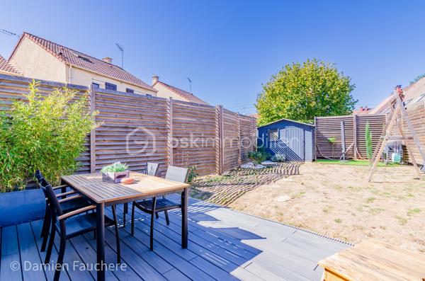 Idéalement située dans un quartier apprécié du Mée-sur-Seine, à proximité immédiate de l'école Jean Giono et du parc de Meckenheim, cette maison vous offre un cadre de vie agréable : gare à moins de 10 minutes à pied et belles balades au cœur du Vieux Mée à deux pas. Collège et lycée à quelques minutes également ! 

Accolée d'un seul côté et en excellent état, elle développe 82m2 de surface utile, complétée d'un garage de 15 m². Une maison parfaite pour une famille souhaitant emménager sans prévoir de travaux.

Au rez-de-chaussée : entrée, cuisine récente aménagée et équipée, lumineux salon de 27 m² ouvrant sur la terrasse et le jardin sans vis à vis, et espace de rangement sous l'escalier. Le garage, très pratique, accueille également la buanderie et des rangements.

À l'étage : palier desservant 3 chambres, une salle de bains avec baignoire et un WC suspendu. Si vous le souhaitez, les combles pourront être aménagés pour un espace supplémentaire ! 

Des rénovations récentes et de qualité :
– Isolation thermique par l'extérieur (ITE) complète
– Menuiseries, porte d'entrée, porte de garage et Velux remplacés récemment
– Terrasse neuve
– Volets roulants
– Chauffage électrique 
– Electricité refaite entièrement : aucune anomalie  sur le diagnostic ! 
– DPE en D 


Une maison prête à vivre, dans un secteur recherché des familles : à visiter sans tarder !

Visite virtuelle disponible après premier échange + vidéo de présentation complète du bien ! 

Dispo 7/7 , contactez-moi !