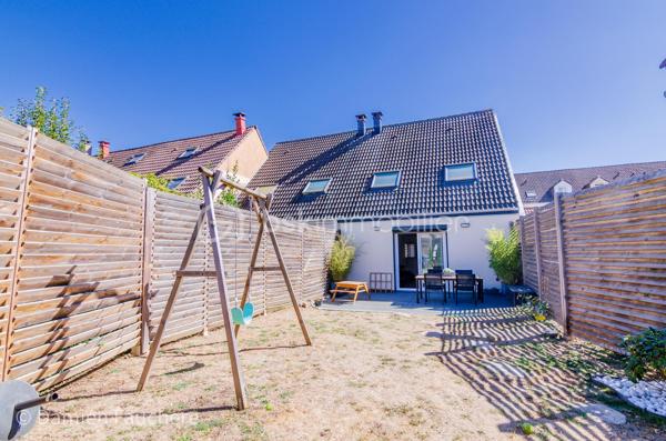 Idéalement située dans un quartier apprécié du Mée-sur-Seine, à proximité immédiate de l'école Jean Giono et du parc de Meckenheim, cette maison vous offre un cadre de vie agréable : gare à moins de 10 minutes à pied et belles balades au cœur du Vieux Mée à deux pas. Collège et lycée à quelques minutes également ! 

Accolée d'un seul côté et en excellent état, elle développe 82m2 de surface utile, complétée d'un garage de 15 m². Une maison parfaite pour une famille souhaitant emménager sans prévoir de travaux.

Au rez-de-chaussée : entrée, cuisine récente aménagée et équipée, lumineux salon de 27 m² ouvrant sur la terrasse et le jardin sans vis à vis, et espace de rangement sous l'escalier. Le garage, très pratique, accueille également la buanderie et des rangements.

À l'étage : palier desservant 3 chambres, une salle de bains avec baignoire et un WC suspendu. Si vous le souhaitez, les combles pourront être aménagés pour un espace supplémentaire ! 

Des rénovations récentes et de qualité :
– Isolation thermique par l'extérieur (ITE) complète
– Menuiseries, porte d'entrée, porte de garage et Velux remplacés récemment
– Terrasse neuve
– Volets roulants
– Chauffage électrique 
– Electricité refaite entièrement : aucune anomalie  sur le diagnostic ! 
– DPE en D 


Une maison prête à vivre, dans un secteur recherché des familles : à visiter sans tarder !

Visite virtuelle disponible après premier échange + vidéo de présentation complète du bien ! 

Dispo 7/7 , contactez-moi !