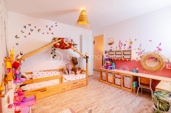 Idéalement située dans un quartier apprécié du Mée-sur-Seine, à proximité immédiate de l'école Jean Giono et du parc de Meckenheim, cette maison vous offre un cadre de vie agréable : gare à moins de 10 minutes à pied et belles balades au cœur du Vieux Mée à deux pas. Collège et lycée à quelques minutes également ! 

Accolée d'un seul côté et en excellent état, elle développe 82m2 de surface utile, complétée d'un garage de 15 m². Une maison parfaite pour une famille souhaitant emménager sans prévoir de travaux.

Au rez-de-chaussée : entrée, cuisine récente aménagée et équipée, lumineux salon de 27 m² ouvrant sur la terrasse et le jardin sans vis à vis, et espace de rangement sous l'escalier. Le garage, très pratique, accueille également la buanderie et des rangements.

À l'étage : palier desservant 3 chambres, une salle de bains avec baignoire et un WC suspendu. Si vous le souhaitez, les combles pourront être aménagés pour un espace supplémentaire ! 

Des rénovations récentes et de qualité :
– Isolation thermique par l'extérieur (ITE) complète
– Menuiseries, porte d'entrée, porte de garage et Velux remplacés récemment
– Terrasse neuve
– Volets roulants
– Chauffage électrique 
– Electricité refaite entièrement : aucune anomalie  sur le diagnostic ! 
– DPE en D 


Une maison prête à vivre, dans un secteur recherché des familles : à visiter sans tarder !

Visite virtuelle disponible après premier échange + vidéo de présentation complète du bien ! 

Dispo 7/7 , contactez-moi !