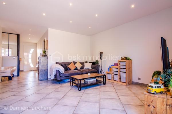 Idéalement située dans un quartier apprécié du Mée-sur-Seine, à proximité immédiate de l'école Jean Giono et du parc de Meckenheim, cette maison vous offre un cadre de vie agréable : gare à moins de 10 minutes à pied et belles balades au cœur du Vieux Mée à deux pas. Collège et lycée à quelques minutes également ! 

Accolée d'un seul côté et en excellent état, elle développe 82m2 de surface utile, complétée d'un garage de 15 m². Une maison parfaite pour une famille souhaitant emménager sans prévoir de travaux.

Au rez-de-chaussée : entrée, cuisine récente aménagée et équipée, lumineux salon de 27 m² ouvrant sur la terrasse et le jardin sans vis à vis, et espace de rangement sous l'escalier. Le garage, très pratique, accueille également la buanderie et des rangements.

À l'étage : palier desservant 3 chambres, une salle de bains avec baignoire et un WC suspendu. Si vous le souhaitez, les combles pourront être aménagés pour un espace supplémentaire ! 

Des rénovations récentes et de qualité :
– Isolation thermique par l'extérieur (ITE) complète
– Menuiseries, porte d'entrée, porte de garage et Velux remplacés récemment
– Terrasse neuve
– Volets roulants
– Chauffage électrique 
– Electricité refaite entièrement : aucune anomalie  sur le diagnostic ! 
– DPE en D 


Une maison prête à vivre, dans un secteur recherché des familles : à visiter sans tarder !

Visite virtuelle disponible après premier échange + vidéo de présentation complète du bien ! 

Dispo 7/7 , contactez-moi !