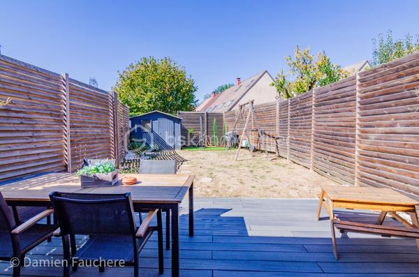 Idéalement située dans un quartier apprécié du Mée-sur-Seine, à proximité immédiate de l'école Jean Giono et du parc de Meckenheim, cette maison vous offre un cadre de vie agréable : gare à moins de 10 minutes à pied et belles balades au cœur du Vieux Mée à deux pas. Collège et lycée à quelques minutes également ! 

Accolée d'un seul côté et en excellent état, elle développe 82m2 de surface utile, complétée d'un garage de 15 m². Une maison parfaite pour une famille souhaitant emménager sans prévoir de travaux.

Au rez-de-chaussée : entrée, cuisine récente aménagée et équipée, lumineux salon de 27 m² ouvrant sur la terrasse et le jardin sans vis à vis, et espace de rangement sous l'escalier. Le garage, très pratique, accueille également la buanderie et des rangements.

À l'étage : palier desservant 3 chambres, une salle de bains avec baignoire et un WC suspendu. Si vous le souhaitez, les combles pourront être aménagés pour un espace supplémentaire ! 

Des rénovations récentes et de qualité :
– Isolation thermique par l'extérieur (ITE) complète
– Menuiseries, porte d'entrée, porte de garage et Velux remplacés récemment
– Terrasse neuve
– Volets roulants
– Chauffage électrique 
– Electricité refaite entièrement : aucune anomalie  sur le diagnostic ! 
– DPE en D 


Une maison prête à vivre, dans un secteur recherché des familles : à visiter sans tarder !

Visite virtuelle disponible après premier échange + vidéo de présentation complète du bien ! 

Dispo 7/7 , contactez-moi !