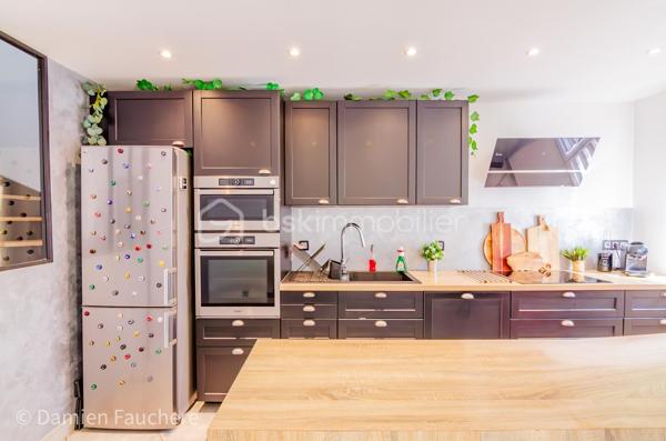 Idéalement située dans un quartier apprécié du Mée-sur-Seine, à proximité immédiate de l'école Jean Giono et du parc de Meckenheim, cette maison vous offre un cadre de vie agréable : gare à moins de 10 minutes à pied et belles balades au cœur du Vieux Mée à deux pas. Collège et lycée à quelques minutes également ! 

Accolée d'un seul côté et en excellent état, elle développe 82m2 de surface utile, complétée d'un garage de 15 m². Une maison parfaite pour une famille souhaitant emménager sans prévoir de travaux.

Au rez-de-chaussée : entrée, cuisine récente aménagée et équipée, lumineux salon de 27 m² ouvrant sur la terrasse et le jardin sans vis à vis, et espace de rangement sous l'escalier. Le garage, très pratique, accueille également la buanderie et des rangements.

À l'étage : palier desservant 3 chambres, une salle de bains avec baignoire et un WC suspendu. Si vous le souhaitez, les combles pourront être aménagés pour un espace supplémentaire ! 

Des rénovations récentes et de qualité :
– Isolation thermique par l'extérieur (ITE) complète
– Menuiseries, porte d'entrée, porte de garage et Velux remplacés récemment
– Terrasse neuve
– Volets roulants
– Chauffage électrique 
– Electricité refaite entièrement : aucune anomalie  sur le diagnostic ! 
– DPE en D 


Une maison prête à vivre, dans un secteur recherché des familles : à visiter sans tarder !

Visite virtuelle disponible après premier échange + vidéo de présentation complète du bien ! 

Dispo 7/7 , contactez-moi !