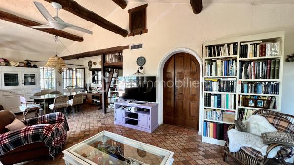 Située à La Colle-sur-Loup, à la limite de Cagnes-sur-Mer et Villeneuve-Loubet, à quelques minutes du célèbre village de Saint-Paul-de-Vence, des commerces et des axes principaux, BSK Immobilier vous propose en exclusivité cette villa 7 pièces au fort potentiel, offrant une belle vue dégagée sur les collines et le village.

Exposée Est et Sud, la maison bénéficie d’une luminosité optimale dès le matin et d’un ensoleillement agréable tout au long de la journée.

Développant de beaux volumes, cette villa offre de nombreuses possibilités d’aménagement pour s’adapter à tous les projets : grande maison familiale, résidence secondaire ou encore projet à usage mixte.

À l’étage supérieur, vous découvrirez une entrée, un vaste séjour lumineux avec plafond cathédrale, une cuisine indépendante, deux chambres et une salle de bains.

Le niveau inférieur propose une grande cuisine ouverte sur salle à manger, un espace bibliothèque pouvant faire office de chambre ou bureau, une chambre avec salle de bains ainsi qu’un superbe jardin d’hiver baigné de lumière.

De nombreuses terrasses permettent de profiter pleinement du cadre verdoyant et du climat azuréen.

Côté prestations : climatisation, double vitrage neuf, DPE C et GES A, garantissant confort et efficacité énergétique.

La propriété dispose également d’une maison d’amis indépendante, d’un terrain paysagé agrémenté d’oliviers et d’agrumes, ainsi que d’un environnement entièrement clôturé.

Ce bien s’adresse aussi bien à une famille qu’à un projet intergénérationnel ou à un investissement, dans un secteur recherché entre mer et collines.

Une opportunité rare à découvrir sans tarder.