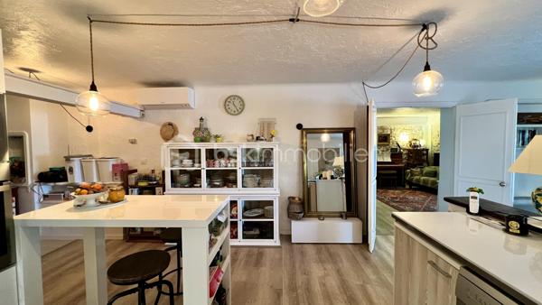 Située à La Colle-sur-Loup, à la limite de Cagnes-sur-Mer et Villeneuve-Loubet, à quelques minutes du célèbre village de Saint-Paul-de-Vence, des commerces et des axes principaux, BSK Immobilier vous propose en exclusivité cette villa 7 pièces au fort potentiel, offrant une belle vue dégagée sur les collines et le village.

Exposée Est et Sud, la maison bénéficie d’une luminosité optimale dès le matin et d’un ensoleillement agréable tout au long de la journée.

Développant de beaux volumes, cette villa offre de nombreuses possibilités d’aménagement pour s’adapter à tous les projets : grande maison familiale, résidence secondaire ou encore projet à usage mixte.

À l’étage supérieur, vous découvrirez une entrée, un vaste séjour lumineux avec plafond cathédrale, une cuisine indépendante, deux chambres et une salle de bains.

Le niveau inférieur propose une grande cuisine ouverte sur salle à manger, un espace bibliothèque pouvant faire office de chambre ou bureau, une chambre avec salle de bains ainsi qu’un superbe jardin d’hiver baigné de lumière.

De nombreuses terrasses permettent de profiter pleinement du cadre verdoyant et du climat azuréen.

Côté prestations : climatisation, double vitrage neuf, DPE C et GES A, garantissant confort et efficacité énergétique.

La propriété dispose également d’une maison d’amis indépendante, d’un terrain paysagé agrémenté d’oliviers et d’agrumes, ainsi que d’un environnement entièrement clôturé.

Ce bien s’adresse aussi bien à une famille qu’à un projet intergénérationnel ou à un investissement, dans un secteur recherché entre mer et collines.

Une opportunité rare à découvrir sans tarder.