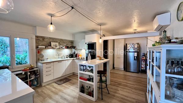 Située à La Colle-sur-Loup, à la limite de Cagnes-sur-Mer et Villeneuve-Loubet, à quelques minutes du célèbre village de Saint-Paul-de-Vence, des commerces et des axes principaux, BSK Immobilier vous propose en exclusivité cette villa 7 pièces au fort potentiel, offrant une belle vue dégagée sur les collines et le village.

Exposée Est et Sud, la maison bénéficie d’une luminosité optimale dès le matin et d’un ensoleillement agréable tout au long de la journée.

Développant de beaux volumes, cette villa offre de nombreuses possibilités d’aménagement pour s’adapter à tous les projets : grande maison familiale, résidence secondaire ou encore projet à usage mixte.

À l’étage supérieur, vous découvrirez une entrée, un vaste séjour lumineux avec plafond cathédrale, une cuisine indépendante, deux chambres et une salle de bains.

Le niveau inférieur propose une grande cuisine ouverte sur salle à manger, un espace bibliothèque pouvant faire office de chambre ou bureau, une chambre avec salle de bains ainsi qu’un superbe jardin d’hiver baigné de lumière.

De nombreuses terrasses permettent de profiter pleinement du cadre verdoyant et du climat azuréen.

Côté prestations : climatisation, double vitrage neuf, DPE C et GES A, garantissant confort et efficacité énergétique.

La propriété dispose également d’une maison d’amis indépendante, d’un terrain paysagé agrémenté d’oliviers et d’agrumes, ainsi que d’un environnement entièrement clôturé.

Ce bien s’adresse aussi bien à une famille qu’à un projet intergénérationnel ou à un investissement, dans un secteur recherché entre mer et collines.

Une opportunité rare à découvrir sans tarder.