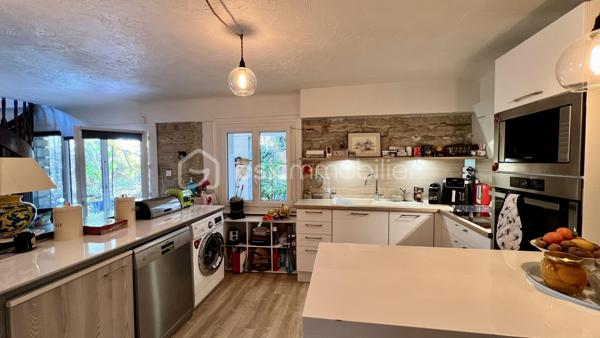 Située à La Colle-sur-Loup, à la limite de Cagnes-sur-Mer et Villeneuve-Loubet, à quelques minutes du célèbre village de Saint-Paul-de-Vence, des commerces et des axes principaux, BSK Immobilier vous propose en exclusivité cette villa 7 pièces au fort potentiel, offrant une belle vue dégagée sur les collines et le village.

Exposée Est et Sud, la maison bénéficie d’une luminosité optimale dès le matin et d’un ensoleillement agréable tout au long de la journée.

Développant de beaux volumes, cette villa offre de nombreuses possibilités d’aménagement pour s’adapter à tous les projets : grande maison familiale, résidence secondaire ou encore projet à usage mixte.

À l’étage supérieur, vous découvrirez une entrée, un vaste séjour lumineux avec plafond cathédrale, une cuisine indépendante, deux chambres et une salle de bains.

Le niveau inférieur propose une grande cuisine ouverte sur salle à manger, un espace bibliothèque pouvant faire office de chambre ou bureau, une chambre avec salle de bains ainsi qu’un superbe jardin d’hiver baigné de lumière.

De nombreuses terrasses permettent de profiter pleinement du cadre verdoyant et du climat azuréen.

Côté prestations : climatisation, double vitrage neuf, DPE C et GES A, garantissant confort et efficacité énergétique.

La propriété dispose également d’une maison d’amis indépendante, d’un terrain paysagé agrémenté d’oliviers et d’agrumes, ainsi que d’un environnement entièrement clôturé.

Ce bien s’adresse aussi bien à une famille qu’à un projet intergénérationnel ou à un investissement, dans un secteur recherché entre mer et collines.

Une opportunité rare à découvrir sans tarder.