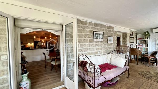 Située à La Colle-sur-Loup, à la limite de Cagnes-sur-Mer et Villeneuve-Loubet, à quelques minutes du célèbre village de Saint-Paul-de-Vence, des commerces et des axes principaux, BSK Immobilier vous propose en exclusivité cette villa 7 pièces au fort potentiel, offrant une belle vue dégagée sur les collines et le village.

Exposée Est et Sud, la maison bénéficie d’une luminosité optimale dès le matin et d’un ensoleillement agréable tout au long de la journée.

Développant de beaux volumes, cette villa offre de nombreuses possibilités d’aménagement pour s’adapter à tous les projets : grande maison familiale, résidence secondaire ou encore projet à usage mixte.

À l’étage supérieur, vous découvrirez une entrée, un vaste séjour lumineux avec plafond cathédrale, une cuisine indépendante, deux chambres et une salle de bains.

Le niveau inférieur propose une grande cuisine ouverte sur salle à manger, un espace bibliothèque pouvant faire office de chambre ou bureau, une chambre avec salle de bains ainsi qu’un superbe jardin d’hiver baigné de lumière.

De nombreuses terrasses permettent de profiter pleinement du cadre verdoyant et du climat azuréen.

Côté prestations : climatisation, double vitrage neuf, DPE C et GES A, garantissant confort et efficacité énergétique.

La propriété dispose également d’une maison d’amis indépendante, d’un terrain paysagé agrémenté d’oliviers et d’agrumes, ainsi que d’un environnement entièrement clôturé.

Ce bien s’adresse aussi bien à une famille qu’à un projet intergénérationnel ou à un investissement, dans un secteur recherché entre mer et collines.

Une opportunité rare à découvrir sans tarder.