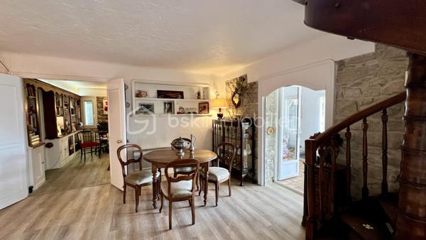 Située à La Colle-sur-Loup, à la limite de Cagnes-sur-Mer et Villeneuve-Loubet, à quelques minutes du célèbre village de Saint-Paul-de-Vence, des commerces et des axes principaux, BSK Immobilier vous propose en exclusivité cette villa 7 pièces au fort potentiel, offrant une belle vue dégagée sur les collines et le village.

Exposée Est et Sud, la maison bénéficie d’une luminosité optimale dès le matin et d’un ensoleillement agréable tout au long de la journée.

Développant de beaux volumes, cette villa offre de nombreuses possibilités d’aménagement pour s’adapter à tous les projets : grande maison familiale, résidence secondaire ou encore projet à usage mixte.

À l’étage supérieur, vous découvrirez une entrée, un vaste séjour lumineux avec plafond cathédrale, une cuisine indépendante, deux chambres et une salle de bains.

Le niveau inférieur propose une grande cuisine ouverte sur salle à manger, un espace bibliothèque pouvant faire office de chambre ou bureau, une chambre avec salle de bains ainsi qu’un superbe jardin d’hiver baigné de lumière.

De nombreuses terrasses permettent de profiter pleinement du cadre verdoyant et du climat azuréen.

Côté prestations : climatisation, double vitrage neuf, DPE C et GES A, garantissant confort et efficacité énergétique.

La propriété dispose également d’une maison d’amis indépendante, d’un terrain paysagé agrémenté d’oliviers et d’agrumes, ainsi que d’un environnement entièrement clôturé.

Ce bien s’adresse aussi bien à une famille qu’à un projet intergénérationnel ou à un investissement, dans un secteur recherché entre mer et collines.

Une opportunité rare à découvrir sans tarder.