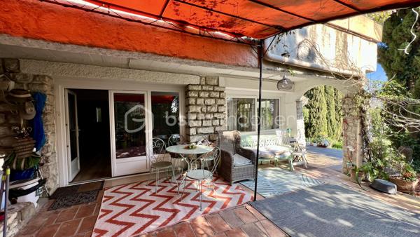Située à La Colle-sur-Loup, à la limite de Cagnes-sur-Mer et Villeneuve-Loubet, à quelques minutes du célèbre village de Saint-Paul-de-Vence, des commerces et des axes principaux, BSK Immobilier vous propose en exclusivité cette villa 7 pièces au fort potentiel, offrant une belle vue dégagée sur les collines et le village.

Exposée Est et Sud, la maison bénéficie d’une luminosité optimale dès le matin et d’un ensoleillement agréable tout au long de la journée.

Développant de beaux volumes, cette villa offre de nombreuses possibilités d’aménagement pour s’adapter à tous les projets : grande maison familiale, résidence secondaire ou encore projet à usage mixte.

À l’étage supérieur, vous découvrirez une entrée, un vaste séjour lumineux avec plafond cathédrale, une cuisine indépendante, deux chambres et une salle de bains.

Le niveau inférieur propose une grande cuisine ouverte sur salle à manger, un espace bibliothèque pouvant faire office de chambre ou bureau, une chambre avec salle de bains ainsi qu’un superbe jardin d’hiver baigné de lumière.

De nombreuses terrasses permettent de profiter pleinement du cadre verdoyant et du climat azuréen.

Côté prestations : climatisation, double vitrage neuf, DPE C et GES A, garantissant confort et efficacité énergétique.

La propriété dispose également d’une maison d’amis indépendante, d’un terrain paysagé agrémenté d’oliviers et d’agrumes, ainsi que d’un environnement entièrement clôturé.

Ce bien s’adresse aussi bien à une famille qu’à un projet intergénérationnel ou à un investissement, dans un secteur recherché entre mer et collines.

Une opportunité rare à découvrir sans tarder.