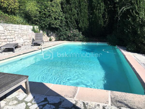 Située à La Colle-sur-Loup, à la limite de Cagnes-sur-Mer et Villeneuve-Loubet, à quelques minutes du célèbre village de Saint-Paul-de-Vence, des commerces et des axes principaux, BSK Immobilier vous propose en exclusivité cette villa 7 pièces au fort potentiel, offrant une belle vue dégagée sur les collines et le village.

Exposée Est et Sud, la maison bénéficie d’une luminosité optimale dès le matin et d’un ensoleillement agréable tout au long de la journée.

Développant de beaux volumes, cette villa offre de nombreuses possibilités d’aménagement pour s’adapter à tous les projets : grande maison familiale, résidence secondaire ou encore projet à usage mixte.

À l’étage supérieur, vous découvrirez une entrée, un vaste séjour lumineux avec plafond cathédrale, une cuisine indépendante, deux chambres et une salle de bains.

Le niveau inférieur propose une grande cuisine ouverte sur salle à manger, un espace bibliothèque pouvant faire office de chambre ou bureau, une chambre avec salle de bains ainsi qu’un superbe jardin d’hiver baigné de lumière.

De nombreuses terrasses permettent de profiter pleinement du cadre verdoyant et du climat azuréen.

Côté prestations : climatisation, double vitrage neuf, DPE C et GES A, garantissant confort et efficacité énergétique.

La propriété dispose également d’une maison d’amis indépendante, d’un terrain paysagé agrémenté d’oliviers et d’agrumes, ainsi que d’un environnement entièrement clôturé.

Ce bien s’adresse aussi bien à une famille qu’à un projet intergénérationnel ou à un investissement, dans un secteur recherché entre mer et collines.

Une opportunité rare à découvrir sans tarder.