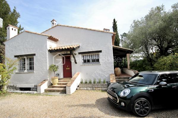 Située à La Colle-sur-Loup, à la limite de Cagnes-sur-Mer et Villeneuve-Loubet, à quelques minutes du célèbre village de Saint-Paul-de-Vence, des commerces et des axes principaux, BSK Immobilier vous propose en exclusivité cette villa 7 pièces au fort potentiel, offrant une belle vue dégagée sur les collines et le village.

Exposée Est et Sud, la maison bénéficie d’une luminosité optimale dès le matin et d’un ensoleillement agréable tout au long de la journée.

Développant de beaux volumes, cette villa offre de nombreuses possibilités d’aménagement pour s’adapter à tous les projets : grande maison familiale, résidence secondaire ou encore projet à usage mixte.

À l’étage supérieur, vous découvrirez une entrée, un vaste séjour lumineux avec plafond cathédrale, une cuisine indépendante, deux chambres et une salle de bains.

Le niveau inférieur propose une grande cuisine ouverte sur salle à manger, un espace bibliothèque pouvant faire office de chambre ou bureau, une chambre avec salle de bains ainsi qu’un superbe jardin d’hiver baigné de lumière.

De nombreuses terrasses permettent de profiter pleinement du cadre verdoyant et du climat azuréen.

Côté prestations : climatisation, double vitrage neuf, DPE C et GES A, garantissant confort et efficacité énergétique.

La propriété dispose également d’une maison d’amis indépendante, d’un terrain paysagé agrémenté d’oliviers et d’agrumes, ainsi que d’un environnement entièrement clôturé.

Ce bien s’adresse aussi bien à une famille qu’à un projet intergénérationnel ou à un investissement, dans un secteur recherché entre mer et collines.

Une opportunité rare à découvrir sans tarder.
