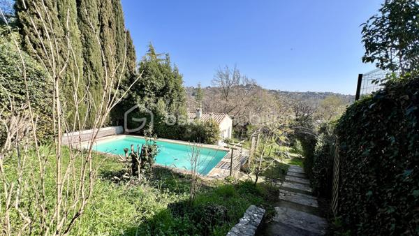 Située à La Colle-sur-Loup, à la limite de Cagnes-sur-Mer et Villeneuve-Loubet, à quelques minutes du célèbre village de Saint-Paul-de-Vence, des commerces et des axes principaux, BSK Immobilier vous propose en exclusivité cette villa 7 pièces au fort potentiel, offrant une belle vue dégagée sur les collines et le village.

Exposée Est et Sud, la maison bénéficie d’une luminosité optimale dès le matin et d’un ensoleillement agréable tout au long de la journée.

Développant de beaux volumes, cette villa offre de nombreuses possibilités d’aménagement pour s’adapter à tous les projets : grande maison familiale, résidence secondaire ou encore projet à usage mixte.

À l’étage supérieur, vous découvrirez une entrée, un vaste séjour lumineux avec plafond cathédrale, une cuisine indépendante, deux chambres et une salle de bains.

Le niveau inférieur propose une grande cuisine ouverte sur salle à manger, un espace bibliothèque pouvant faire office de chambre ou bureau, une chambre avec salle de bains ainsi qu’un superbe jardin d’hiver baigné de lumière.

De nombreuses terrasses permettent de profiter pleinement du cadre verdoyant et du climat azuréen.

Côté prestations : climatisation, double vitrage neuf, DPE C et GES A, garantissant confort et efficacité énergétique.

La propriété dispose également d’une maison d’amis indépendante, d’un terrain paysagé agrémenté d’oliviers et d’agrumes, ainsi que d’un environnement entièrement clôturé.

Ce bien s’adresse aussi bien à une famille qu’à un projet intergénérationnel ou à un investissement, dans un secteur recherché entre mer et collines.

Une opportunité rare à découvrir sans tarder.