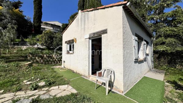 Située à La Colle-sur-Loup, à la limite de Cagnes-sur-Mer et Villeneuve-Loubet, à quelques minutes du célèbre village de Saint-Paul-de-Vence, des commerces et des axes principaux, BSK Immobilier vous propose en exclusivité cette villa 7 pièces au fort potentiel, offrant une belle vue dégagée sur les collines et le village.

Exposée Est et Sud, la maison bénéficie d’une luminosité optimale dès le matin et d’un ensoleillement agréable tout au long de la journée.

Développant de beaux volumes, cette villa offre de nombreuses possibilités d’aménagement pour s’adapter à tous les projets : grande maison familiale, résidence secondaire ou encore projet à usage mixte.

À l’étage supérieur, vous découvrirez une entrée, un vaste séjour lumineux avec plafond cathédrale, une cuisine indépendante, deux chambres et une salle de bains.

Le niveau inférieur propose une grande cuisine ouverte sur salle à manger, un espace bibliothèque pouvant faire office de chambre ou bureau, une chambre avec salle de bains ainsi qu’un superbe jardin d’hiver baigné de lumière.

De nombreuses terrasses permettent de profiter pleinement du cadre verdoyant et du climat azuréen.

Côté prestations : climatisation, double vitrage neuf, DPE C et GES A, garantissant confort et efficacité énergétique.

La propriété dispose également d’une maison d’amis indépendante, d’un terrain paysagé agrémenté d’oliviers et d’agrumes, ainsi que d’un environnement entièrement clôturé.

Ce bien s’adresse aussi bien à une famille qu’à un projet intergénérationnel ou à un investissement, dans un secteur recherché entre mer et collines.

Une opportunité rare à découvrir sans tarder.
