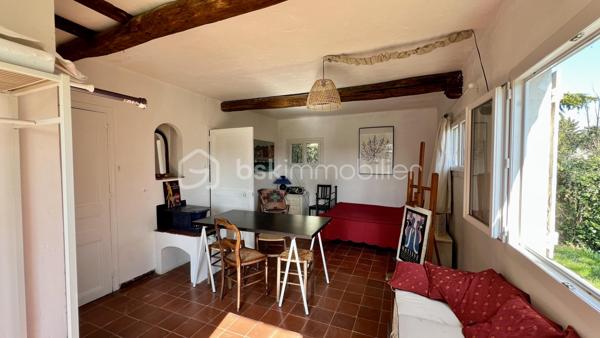 Située à La Colle-sur-Loup, à la limite de Cagnes-sur-Mer et Villeneuve-Loubet, à quelques minutes du célèbre village de Saint-Paul-de-Vence, des commerces et des axes principaux, BSK Immobilier vous propose en exclusivité cette villa 7 pièces au fort potentiel, offrant une belle vue dégagée sur les collines et le village.

Exposée Est et Sud, la maison bénéficie d’une luminosité optimale dès le matin et d’un ensoleillement agréable tout au long de la journée.

Développant de beaux volumes, cette villa offre de nombreuses possibilités d’aménagement pour s’adapter à tous les projets : grande maison familiale, résidence secondaire ou encore projet à usage mixte.

À l’étage supérieur, vous découvrirez une entrée, un vaste séjour lumineux avec plafond cathédrale, une cuisine indépendante, deux chambres et une salle de bains.

Le niveau inférieur propose une grande cuisine ouverte sur salle à manger, un espace bibliothèque pouvant faire office de chambre ou bureau, une chambre avec salle de bains ainsi qu’un superbe jardin d’hiver baigné de lumière.

De nombreuses terrasses permettent de profiter pleinement du cadre verdoyant et du climat azuréen.

Côté prestations : climatisation, double vitrage neuf, DPE C et GES A, garantissant confort et efficacité énergétique.

La propriété dispose également d’une maison d’amis indépendante, d’un terrain paysagé agrémenté d’oliviers et d’agrumes, ainsi que d’un environnement entièrement clôturé.

Ce bien s’adresse aussi bien à une famille qu’à un projet intergénérationnel ou à un investissement, dans un secteur recherché entre mer et collines.

Une opportunité rare à découvrir sans tarder.