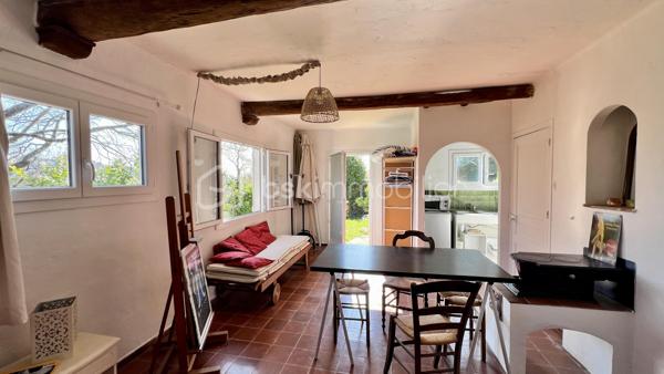 Située à La Colle-sur-Loup, à la limite de Cagnes-sur-Mer et Villeneuve-Loubet, à quelques minutes du célèbre village de Saint-Paul-de-Vence, des commerces et des axes principaux, BSK Immobilier vous propose en exclusivité cette villa 7 pièces au fort potentiel, offrant une belle vue dégagée sur les collines et le village.

Exposée Est et Sud, la maison bénéficie d’une luminosité optimale dès le matin et d’un ensoleillement agréable tout au long de la journée.

Développant de beaux volumes, cette villa offre de nombreuses possibilités d’aménagement pour s’adapter à tous les projets : grande maison familiale, résidence secondaire ou encore projet à usage mixte.

À l’étage supérieur, vous découvrirez une entrée, un vaste séjour lumineux avec plafond cathédrale, une cuisine indépendante, deux chambres et une salle de bains.

Le niveau inférieur propose une grande cuisine ouverte sur salle à manger, un espace bibliothèque pouvant faire office de chambre ou bureau, une chambre avec salle de bains ainsi qu’un superbe jardin d’hiver baigné de lumière.

De nombreuses terrasses permettent de profiter pleinement du cadre verdoyant et du climat azuréen.

Côté prestations : climatisation, double vitrage neuf, DPE C et GES A, garantissant confort et efficacité énergétique.

La propriété dispose également d’une maison d’amis indépendante, d’un terrain paysagé agrémenté d’oliviers et d’agrumes, ainsi que d’un environnement entièrement clôturé.

Ce bien s’adresse aussi bien à une famille qu’à un projet intergénérationnel ou à un investissement, dans un secteur recherché entre mer et collines.

Une opportunité rare à découvrir sans tarder.