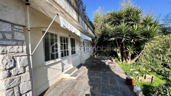 Située à La Colle-sur-Loup, à la limite de Cagnes-sur-Mer et Villeneuve-Loubet, à quelques minutes du célèbre village de Saint-Paul-de-Vence, des commerces et des axes principaux, BSK Immobilier vous propose en exclusivité cette villa 7 pièces au fort potentiel, offrant une belle vue dégagée sur les collines et le village.

Exposée Est et Sud, la maison bénéficie d’une luminosité optimale dès le matin et d’un ensoleillement agréable tout au long de la journée.

Développant de beaux volumes, cette villa offre de nombreuses possibilités d’aménagement pour s’adapter à tous les projets : grande maison familiale, résidence secondaire ou encore projet à usage mixte.

À l’étage supérieur, vous découvrirez une entrée, un vaste séjour lumineux avec plafond cathédrale, une cuisine indépendante, deux chambres et une salle de bains.

Le niveau inférieur propose une grande cuisine ouverte sur salle à manger, un espace bibliothèque pouvant faire office de chambre ou bureau, une chambre avec salle de bains ainsi qu’un superbe jardin d’hiver baigné de lumière.

De nombreuses terrasses permettent de profiter pleinement du cadre verdoyant et du climat azuréen.

Côté prestations : climatisation, double vitrage neuf, DPE C et GES A, garantissant confort et efficacité énergétique.

La propriété dispose également d’une maison d’amis indépendante, d’un terrain paysagé agrémenté d’oliviers et d’agrumes, ainsi que d’un environnement entièrement clôturé.

Ce bien s’adresse aussi bien à une famille qu’à un projet intergénérationnel ou à un investissement, dans un secteur recherché entre mer et collines.

Une opportunité rare à découvrir sans tarder.