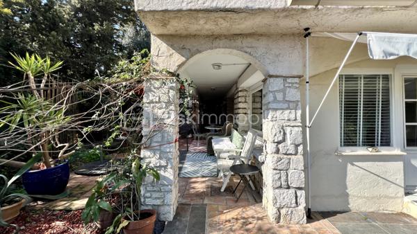 Située à La Colle-sur-Loup, à la limite de Cagnes-sur-Mer et Villeneuve-Loubet, à quelques minutes du célèbre village de Saint-Paul-de-Vence, des commerces et des axes principaux, BSK Immobilier vous propose en exclusivité cette villa 7 pièces au fort potentiel, offrant une belle vue dégagée sur les collines et le village.

Exposée Est et Sud, la maison bénéficie d’une luminosité optimale dès le matin et d’un ensoleillement agréable tout au long de la journée.

Développant de beaux volumes, cette villa offre de nombreuses possibilités d’aménagement pour s’adapter à tous les projets : grande maison familiale, résidence secondaire ou encore projet à usage mixte.

À l’étage supérieur, vous découvrirez une entrée, un vaste séjour lumineux avec plafond cathédrale, une cuisine indépendante, deux chambres et une salle de bains.

Le niveau inférieur propose une grande cuisine ouverte sur salle à manger, un espace bibliothèque pouvant faire office de chambre ou bureau, une chambre avec salle de bains ainsi qu’un superbe jardin d’hiver baigné de lumière.

De nombreuses terrasses permettent de profiter pleinement du cadre verdoyant et du climat azuréen.

Côté prestations : climatisation, double vitrage neuf, DPE C et GES A, garantissant confort et efficacité énergétique.

La propriété dispose également d’une maison d’amis indépendante, d’un terrain paysagé agrémenté d’oliviers et d’agrumes, ainsi que d’un environnement entièrement clôturé.

Ce bien s’adresse aussi bien à une famille qu’à un projet intergénérationnel ou à un investissement, dans un secteur recherché entre mer et collines.

Une opportunité rare à découvrir sans tarder.