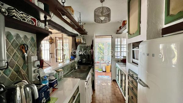 Située à La Colle-sur-Loup, à la limite de Cagnes-sur-Mer et Villeneuve-Loubet, à quelques minutes du célèbre village de Saint-Paul-de-Vence, des commerces et des axes principaux, BSK Immobilier vous propose en exclusivité cette villa 7 pièces au fort potentiel, offrant une belle vue dégagée sur les collines et le village.

Exposée Est et Sud, la maison bénéficie d’une luminosité optimale dès le matin et d’un ensoleillement agréable tout au long de la journée.

Développant de beaux volumes, cette villa offre de nombreuses possibilités d’aménagement pour s’adapter à tous les projets : grande maison familiale, résidence secondaire ou encore projet à usage mixte.

À l’étage supérieur, vous découvrirez une entrée, un vaste séjour lumineux avec plafond cathédrale, une cuisine indépendante, deux chambres et une salle de bains.

Le niveau inférieur propose une grande cuisine ouverte sur salle à manger, un espace bibliothèque pouvant faire office de chambre ou bureau, une chambre avec salle de bains ainsi qu’un superbe jardin d’hiver baigné de lumière.

De nombreuses terrasses permettent de profiter pleinement du cadre verdoyant et du climat azuréen.

Côté prestations : climatisation, double vitrage neuf, DPE C et GES A, garantissant confort et efficacité énergétique.

La propriété dispose également d’une maison d’amis indépendante, d’un terrain paysagé agrémenté d’oliviers et d’agrumes, ainsi que d’un environnement entièrement clôturé.

Ce bien s’adresse aussi bien à une famille qu’à un projet intergénérationnel ou à un investissement, dans un secteur recherché entre mer et collines.

Une opportunité rare à découvrir sans tarder.