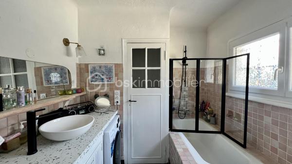 Située à La Colle-sur-Loup, à la limite de Cagnes-sur-Mer et Villeneuve-Loubet, à quelques minutes du célèbre village de Saint-Paul-de-Vence, des commerces et des axes principaux, BSK Immobilier vous propose en exclusivité cette villa 7 pièces au fort potentiel, offrant une belle vue dégagée sur les collines et le village.

Exposée Est et Sud, la maison bénéficie d’une luminosité optimale dès le matin et d’un ensoleillement agréable tout au long de la journée.

Développant de beaux volumes, cette villa offre de nombreuses possibilités d’aménagement pour s’adapter à tous les projets : grande maison familiale, résidence secondaire ou encore projet à usage mixte.

À l’étage supérieur, vous découvrirez une entrée, un vaste séjour lumineux avec plafond cathédrale, une cuisine indépendante, deux chambres et une salle de bains.

Le niveau inférieur propose une grande cuisine ouverte sur salle à manger, un espace bibliothèque pouvant faire office de chambre ou bureau, une chambre avec salle de bains ainsi qu’un superbe jardin d’hiver baigné de lumière.

De nombreuses terrasses permettent de profiter pleinement du cadre verdoyant et du climat azuréen.

Côté prestations : climatisation, double vitrage neuf, DPE C et GES A, garantissant confort et efficacité énergétique.

La propriété dispose également d’une maison d’amis indépendante, d’un terrain paysagé agrémenté d’oliviers et d’agrumes, ainsi que d’un environnement entièrement clôturé.

Ce bien s’adresse aussi bien à une famille qu’à un projet intergénérationnel ou à un investissement, dans un secteur recherché entre mer et collines.

Une opportunité rare à découvrir sans tarder.