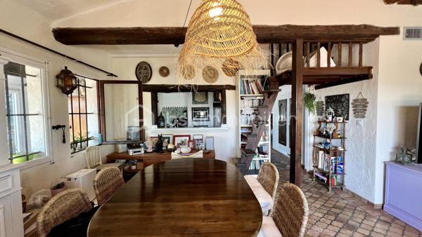 Située à La Colle-sur-Loup, à la limite de Cagnes-sur-Mer et Villeneuve-Loubet, à quelques minutes du célèbre village de Saint-Paul-de-Vence, des commerces et des axes principaux, BSK Immobilier vous propose en exclusivité cette villa 7 pièces au fort potentiel, offrant une belle vue dégagée sur les collines et le village.

Exposée Est et Sud, la maison bénéficie d’une luminosité optimale dès le matin et d’un ensoleillement agréable tout au long de la journée.

Développant de beaux volumes, cette villa offre de nombreuses possibilités d’aménagement pour s’adapter à tous les projets : grande maison familiale, résidence secondaire ou encore projet à usage mixte.

À l’étage supérieur, vous découvrirez une entrée, un vaste séjour lumineux avec plafond cathédrale, une cuisine indépendante, deux chambres et une salle de bains.

Le niveau inférieur propose une grande cuisine ouverte sur salle à manger, un espace bibliothèque pouvant faire office de chambre ou bureau, une chambre avec salle de bains ainsi qu’un superbe jardin d’hiver baigné de lumière.

De nombreuses terrasses permettent de profiter pleinement du cadre verdoyant et du climat azuréen.

Côté prestations : climatisation, double vitrage neuf, DPE C et GES A, garantissant confort et efficacité énergétique.

La propriété dispose également d’une maison d’amis indépendante, d’un terrain paysagé agrémenté d’oliviers et d’agrumes, ainsi que d’un environnement entièrement clôturé.

Ce bien s’adresse aussi bien à une famille qu’à un projet intergénérationnel ou à un investissement, dans un secteur recherché entre mer et collines.

Une opportunité rare à découvrir sans tarder.