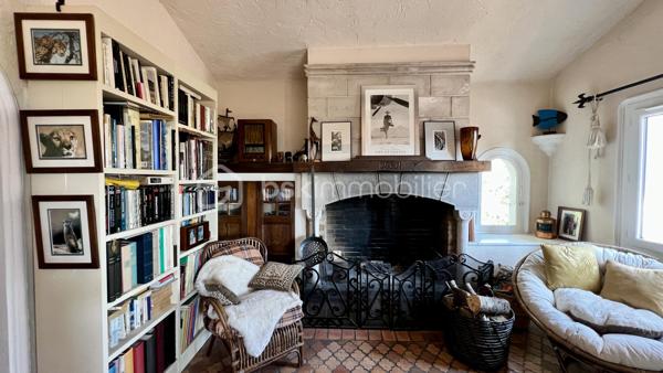 Située à La Colle-sur-Loup, à la limite de Cagnes-sur-Mer et Villeneuve-Loubet, à quelques minutes du célèbre village de Saint-Paul-de-Vence, des commerces et des axes principaux, BSK Immobilier vous propose en exclusivité cette villa 7 pièces au fort potentiel, offrant une belle vue dégagée sur les collines et le village.

Exposée Est et Sud, la maison bénéficie d’une luminosité optimale dès le matin et d’un ensoleillement agréable tout au long de la journée.

Développant de beaux volumes, cette villa offre de nombreuses possibilités d’aménagement pour s’adapter à tous les projets : grande maison familiale, résidence secondaire ou encore projet à usage mixte.

À l’étage supérieur, vous découvrirez une entrée, un vaste séjour lumineux avec plafond cathédrale, une cuisine indépendante, deux chambres et une salle de bains.

Le niveau inférieur propose une grande cuisine ouverte sur salle à manger, un espace bibliothèque pouvant faire office de chambre ou bureau, une chambre avec salle de bains ainsi qu’un superbe jardin d’hiver baigné de lumière.

De nombreuses terrasses permettent de profiter pleinement du cadre verdoyant et du climat azuréen.

Côté prestations : climatisation, double vitrage neuf, DPE C et GES A, garantissant confort et efficacité énergétique.

La propriété dispose également d’une maison d’amis indépendante, d’un terrain paysagé agrémenté d’oliviers et d’agrumes, ainsi que d’un environnement entièrement clôturé.

Ce bien s’adresse aussi bien à une famille qu’à un projet intergénérationnel ou à un investissement, dans un secteur recherché entre mer et collines.

Une opportunité rare à découvrir sans tarder.