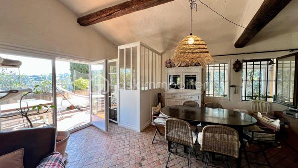 Située à La Colle-sur-Loup, à la limite de Cagnes-sur-Mer et Villeneuve-Loubet, à quelques minutes du célèbre village de Saint-Paul-de-Vence, des commerces et des axes principaux, BSK Immobilier vous propose en exclusivité cette villa 7 pièces au fort potentiel, offrant une belle vue dégagée sur les collines et le village.

Exposée Est et Sud, la maison bénéficie d’une luminosité optimale dès le matin et d’un ensoleillement agréable tout au long de la journée.

Développant de beaux volumes, cette villa offre de nombreuses possibilités d’aménagement pour s’adapter à tous les projets : grande maison familiale, résidence secondaire ou encore projet à usage mixte.

À l’étage supérieur, vous découvrirez une entrée, un vaste séjour lumineux avec plafond cathédrale, une cuisine indépendante, deux chambres et une salle de bains.

Le niveau inférieur propose une grande cuisine ouverte sur salle à manger, un espace bibliothèque pouvant faire office de chambre ou bureau, une chambre avec salle de bains ainsi qu’un superbe jardin d’hiver baigné de lumière.

De nombreuses terrasses permettent de profiter pleinement du cadre verdoyant et du climat azuréen.

Côté prestations : climatisation, double vitrage neuf, DPE C et GES A, garantissant confort et efficacité énergétique.

La propriété dispose également d’une maison d’amis indépendante, d’un terrain paysagé agrémenté d’oliviers et d’agrumes, ainsi que d’un environnement entièrement clôturé.

Ce bien s’adresse aussi bien à une famille qu’à un projet intergénérationnel ou à un investissement, dans un secteur recherché entre mer et collines.

Une opportunité rare à découvrir sans tarder.
