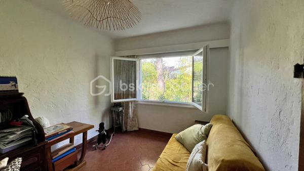 Située à La Colle-sur-Loup, à la limite de Cagnes-sur-Mer et Villeneuve-Loubet, à quelques minutes du célèbre village de Saint-Paul-de-Vence, des commerces et des axes principaux, BSK Immobilier vous propose en exclusivité cette villa 7 pièces au fort potentiel, offrant une belle vue dégagée sur les collines et le village.

Exposée Est et Sud, la maison bénéficie d’une luminosité optimale dès le matin et d’un ensoleillement agréable tout au long de la journée.

Développant de beaux volumes, cette villa offre de nombreuses possibilités d’aménagement pour s’adapter à tous les projets : grande maison familiale, résidence secondaire ou encore projet à usage mixte.

À l’étage supérieur, vous découvrirez une entrée, un vaste séjour lumineux avec plafond cathédrale, une cuisine indépendante, deux chambres et une salle de bains.

Le niveau inférieur propose une grande cuisine ouverte sur salle à manger, un espace bibliothèque pouvant faire office de chambre ou bureau, une chambre avec salle de bains ainsi qu’un superbe jardin d’hiver baigné de lumière.

De nombreuses terrasses permettent de profiter pleinement du cadre verdoyant et du climat azuréen.

Côté prestations : climatisation, double vitrage neuf, DPE C et GES A, garantissant confort et efficacité énergétique.

La propriété dispose également d’une maison d’amis indépendante, d’un terrain paysagé agrémenté d’oliviers et d’agrumes, ainsi que d’un environnement entièrement clôturé.

Ce bien s’adresse aussi bien à une famille qu’à un projet intergénérationnel ou à un investissement, dans un secteur recherché entre mer et collines.

Une opportunité rare à découvrir sans tarder.