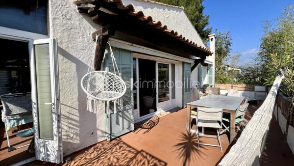 Située à La Colle-sur-Loup, à la limite de Cagnes-sur-Mer et Villeneuve-Loubet, à quelques minutes du célèbre village de Saint-Paul-de-Vence, des commerces et des axes principaux, BSK Immobilier vous propose en exclusivité cette villa 7 pièces au fort potentiel, offrant une belle vue dégagée sur les collines et le village.

Exposée Est et Sud, la maison bénéficie d’une luminosité optimale dès le matin et d’un ensoleillement agréable tout au long de la journée.

Développant de beaux volumes, cette villa offre de nombreuses possibilités d’aménagement pour s’adapter à tous les projets : grande maison familiale, résidence secondaire ou encore projet à usage mixte.

À l’étage supérieur, vous découvrirez une entrée, un vaste séjour lumineux avec plafond cathédrale, une cuisine indépendante, deux chambres et une salle de bains.

Le niveau inférieur propose une grande cuisine ouverte sur salle à manger, un espace bibliothèque pouvant faire office de chambre ou bureau, une chambre avec salle de bains ainsi qu’un superbe jardin d’hiver baigné de lumière.

De nombreuses terrasses permettent de profiter pleinement du cadre verdoyant et du climat azuréen.

Côté prestations : climatisation, double vitrage neuf, DPE C et GES A, garantissant confort et efficacité énergétique.

La propriété dispose également d’une maison d’amis indépendante, d’un terrain paysagé agrémenté d’oliviers et d’agrumes, ainsi que d’un environnement entièrement clôturé.

Ce bien s’adresse aussi bien à une famille qu’à un projet intergénérationnel ou à un investissement, dans un secteur recherché entre mer et collines.

Une opportunité rare à découvrir sans tarder.