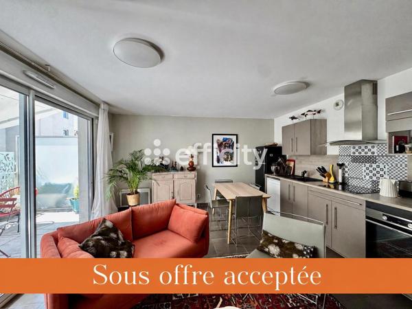 Appartement
         3 pièces
        - 61 m² 275 000 € *