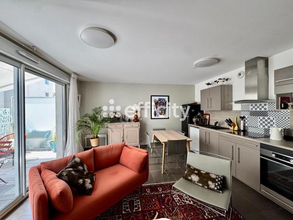 Appartement
         3 pièces
        - 61 m² 275 000 € *