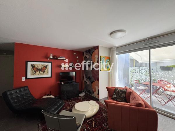 Appartement
         3 pièces
        - 61 m² 275 000 € *